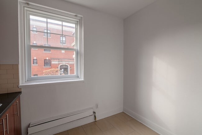 Photo du bâtiment - 4745 Chem. Queen Mary