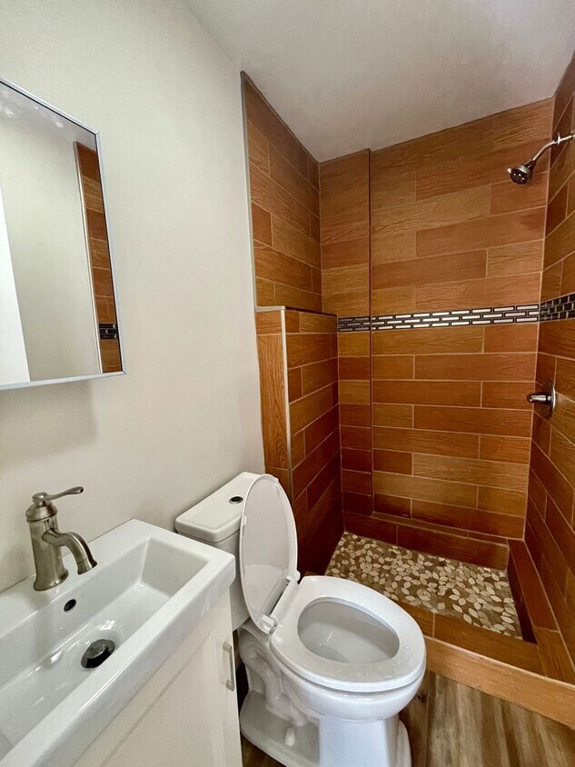 Building Photo - Perfectly Updated 1 Bedroom Flat!