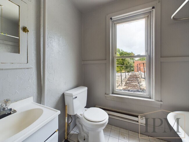 Foto del edificio - Recently Renovated Spacious 1 Bedroom Apar...