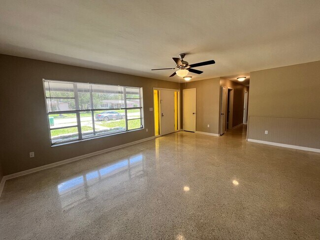 Building Photo - Nicely Renovated 3/2 W/GARAGE