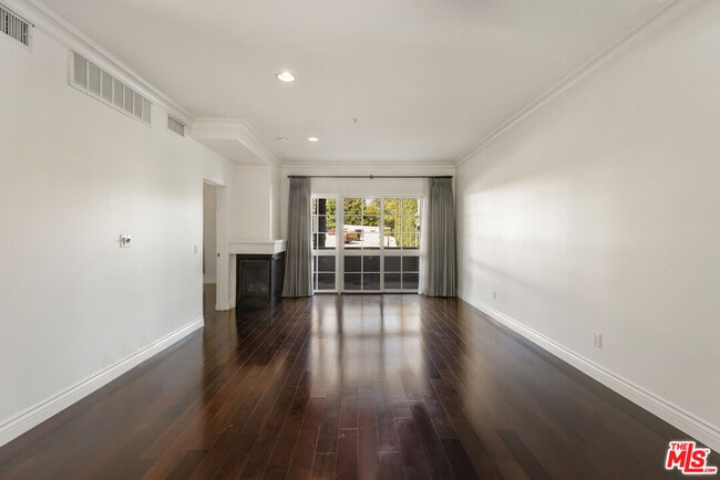 Building Photo - 851 N San Vicente Blvd