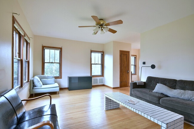 Building Photo - 6008 N Avondale Ave