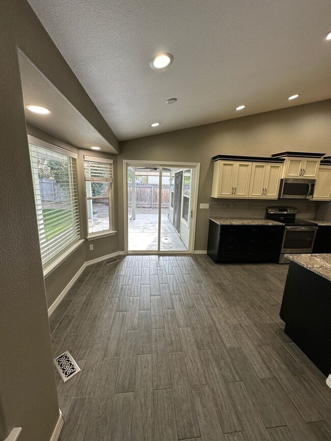 Building Photo - 3B/2B Home in downtown Eagle!