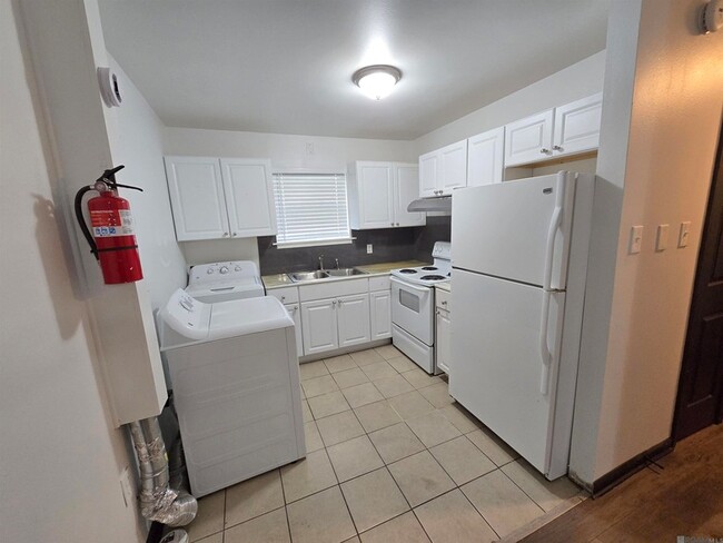 Building Photo - 947 Grebe St