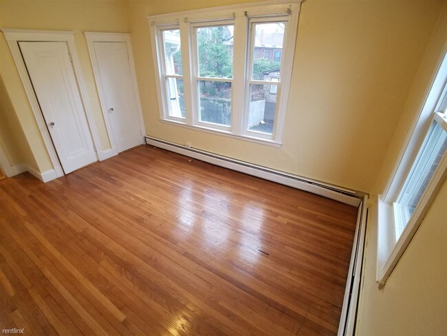 Building Photo - 3 br, 1 bath  - 165 Chiswick Rd Apt 2