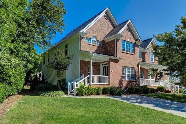 Building Photo - Beautiful 3 bedroom, 2 1/2 bathroom townho...
