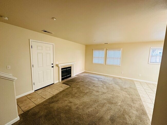Building Photo - Townhouse For Rent - Great Location