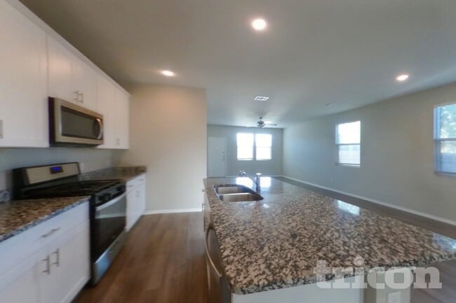 Building Photo - 5221 Saddle Clb Dr