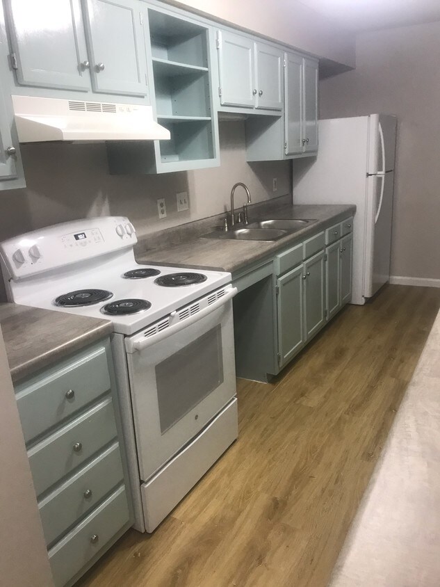kitchen - 1300 Park Glen Dr