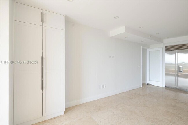 Foto del edificio - 765 Crandon Blvd