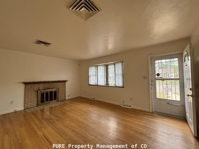 Building Photo - 3 bedroom ranch style home with 2-car garage!