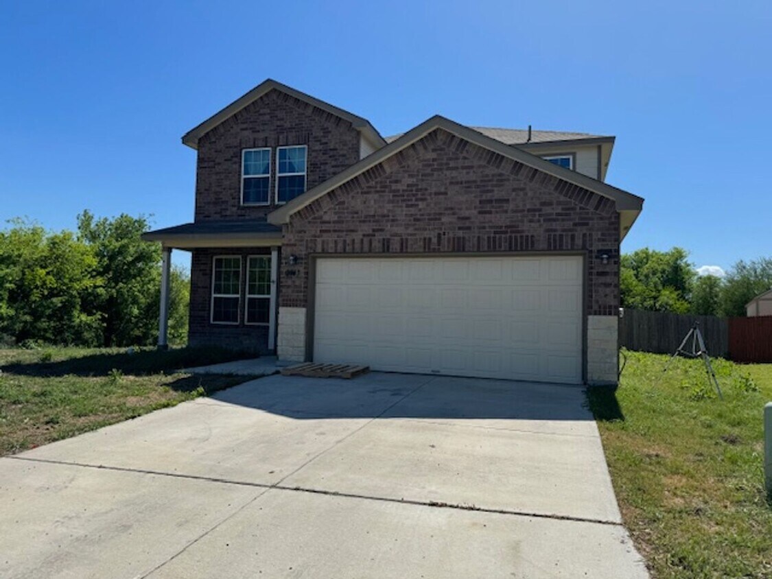 Foto principal - Super Nice! Featuring 4 bedroom/ 3 bath