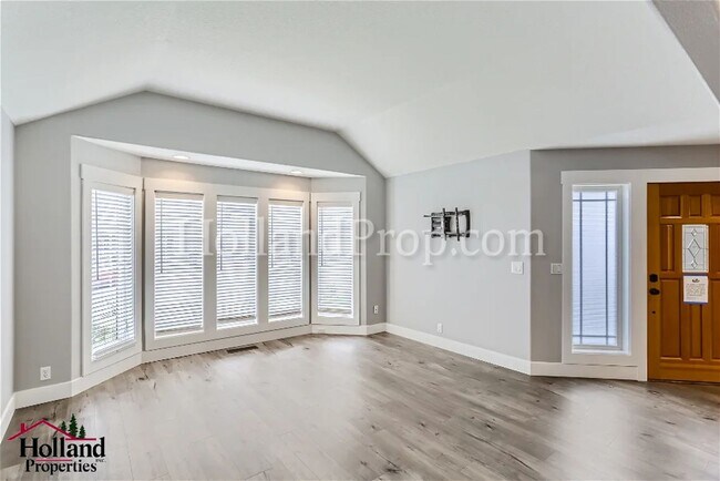 Foto del edificio - Spacious 4-Bedroom Home with Bright, Open ...