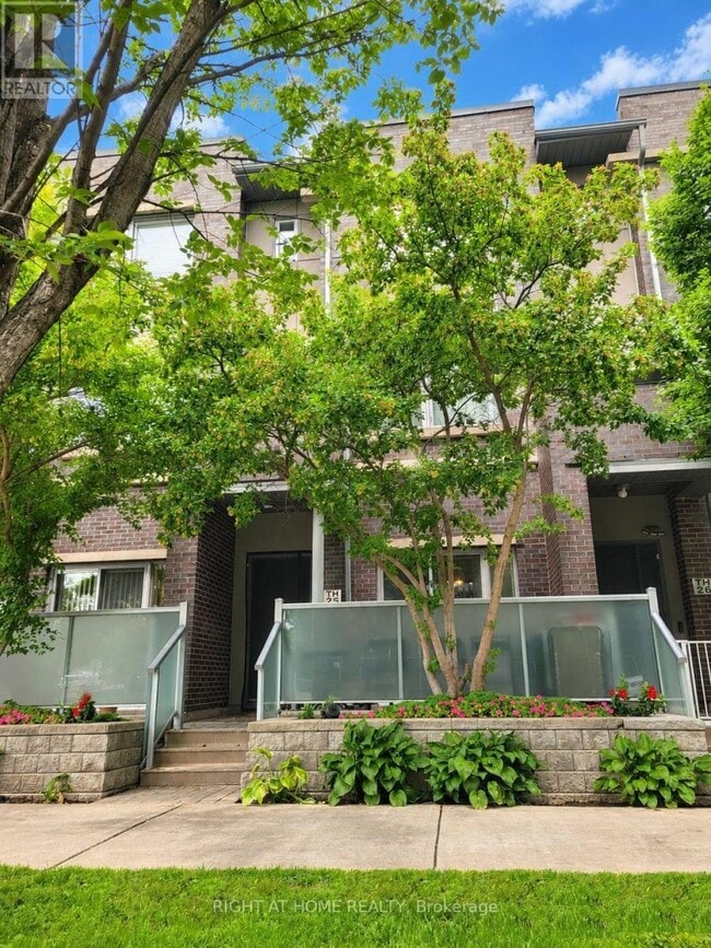 Building Photo - 290 Village Green Square