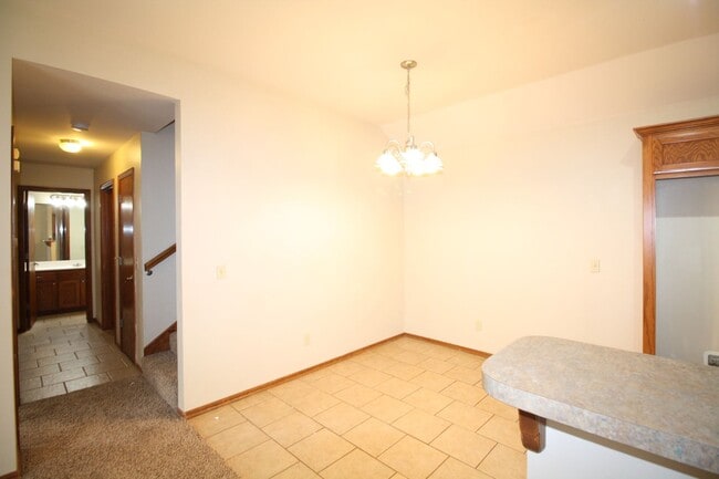 Building Photo - Great location in Yukon! 3 Bed Duplex