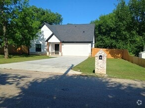 Building Photo - 528 Pettit Dr
