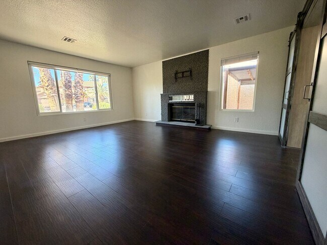 Foto del edificio - Spacious Henderson Home with Private Pool, 3 Fireplaces, & Modern Upgrades