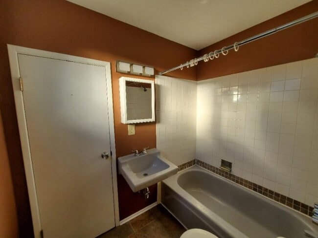 Full Bathroom - 4212 Winslow Place North