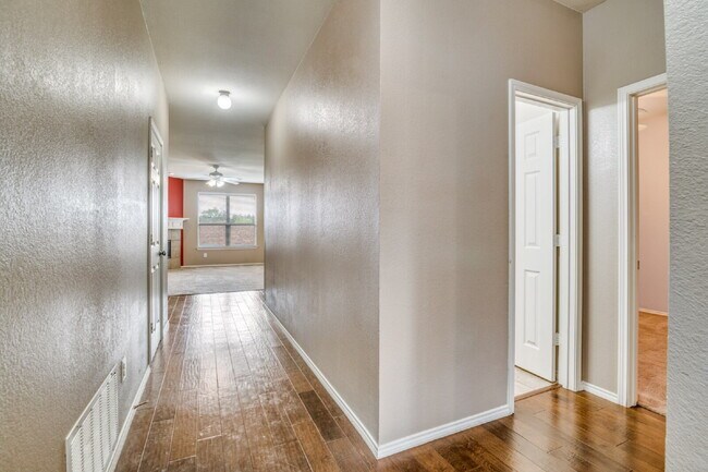 Building Photo - Move In Ready 3 Bed, 2 Bath Home Close to HEB, Costco, and The Harbor