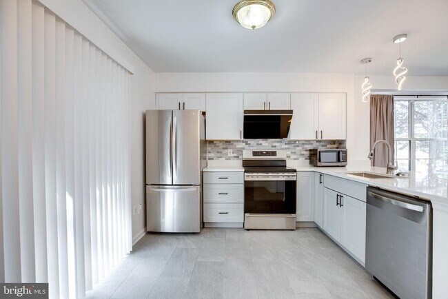 Building Photo - 5678 White Dove Ln