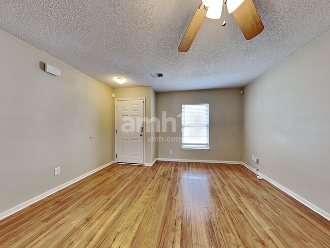 Foto del edificio - 193 Wildberry Ln