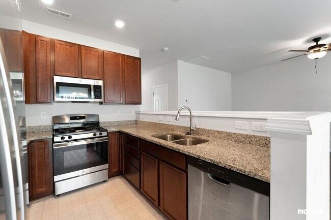 Foto del edificio - Spacious 3BR/2.5BA Townhome for Rent in De...