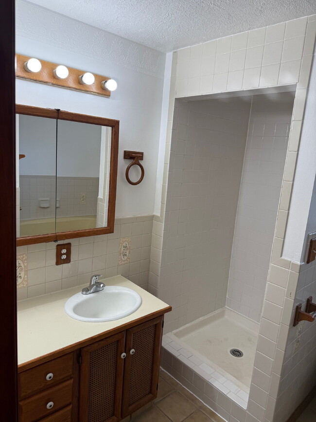 Building Photo - "Charming 2-Bedroom Upstairs of Duplex Ret...