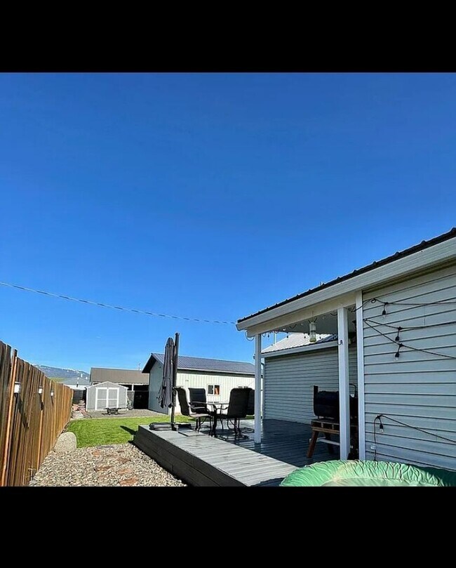 Foto del edificio - 3-bedroom 2 bath Corner Lot