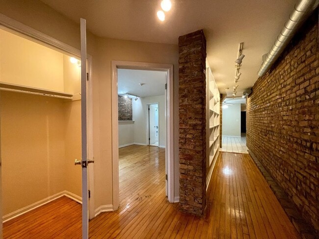 Building Photo - 4114 N Clarendon Ave