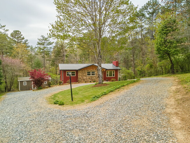 Building Photo - 15 Pine Ridge Dr