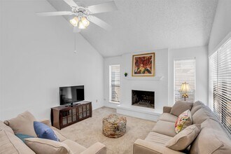 Building Photo - 13740 Hollowgreen Dr