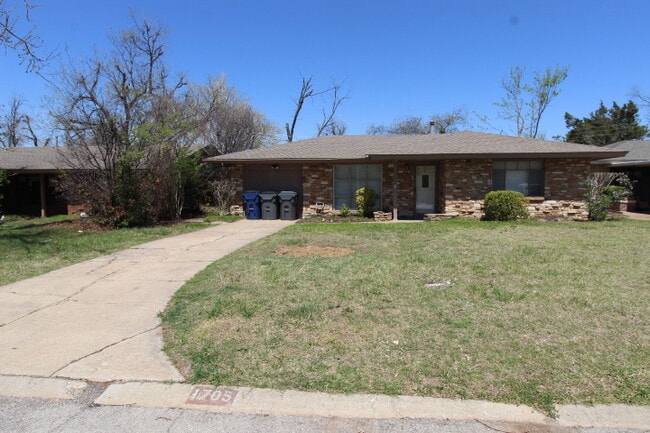 Photo - 1705 Westchester Dr House