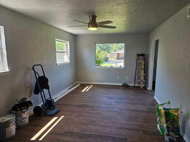 Building Photo - 3 bed 2 bath Newly Renovated Home For Rent