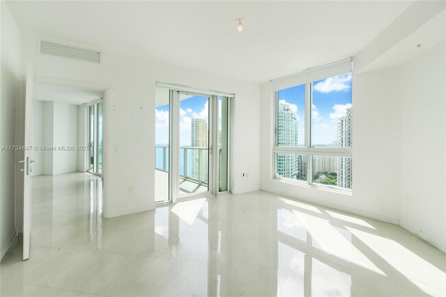 Foto del edificio - 300 S Biscayne Blvd