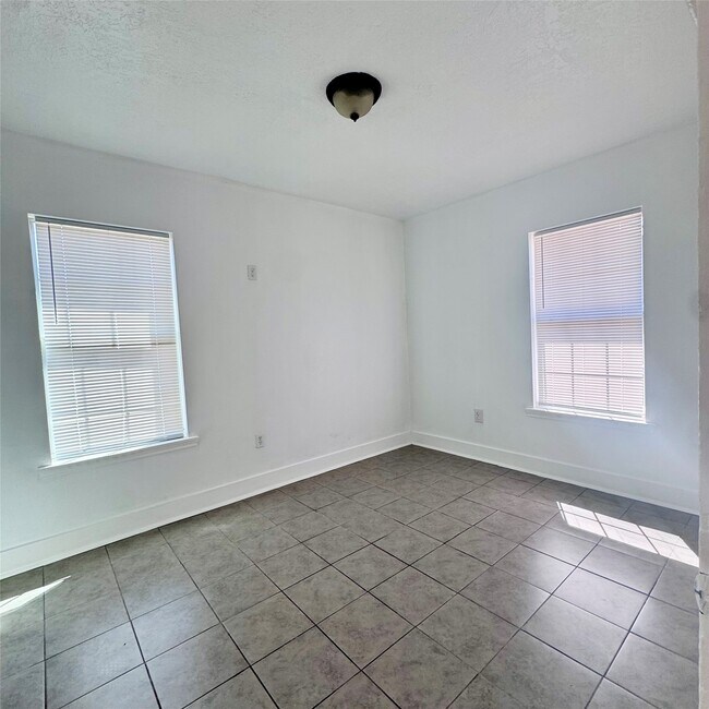 Foto del edificio - 116 E Jack Ave