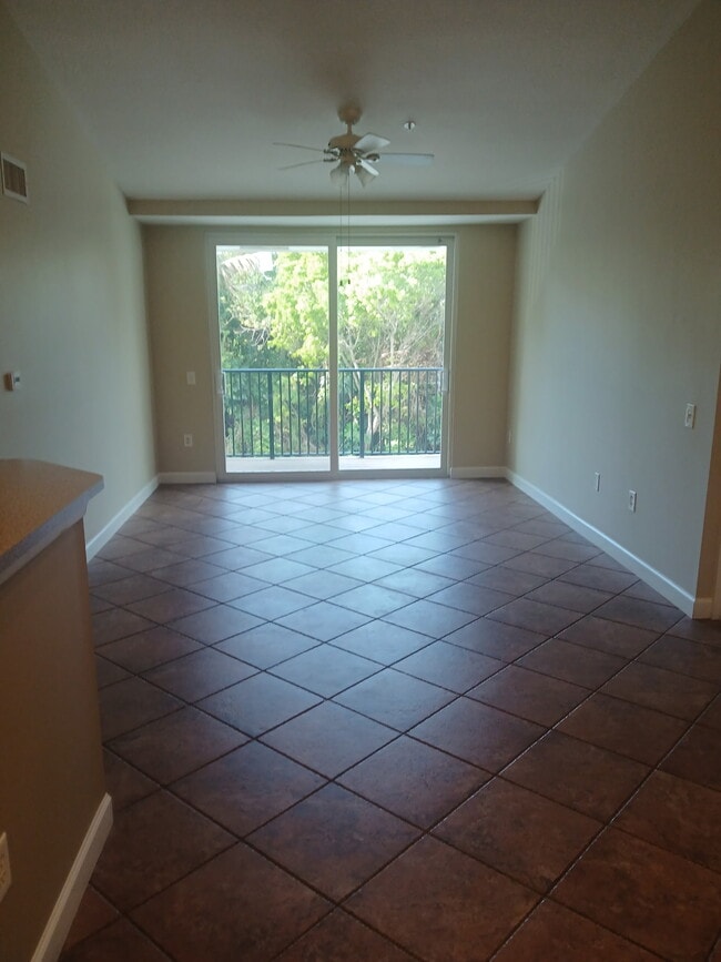 Building Photo - 1319 Villa Ln