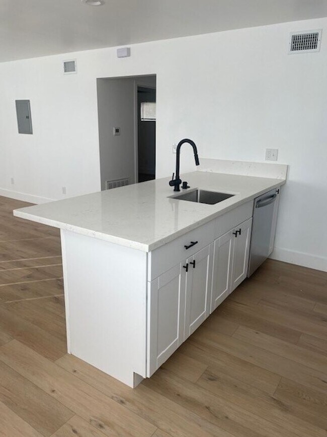 Foto del edificio - 632-638 Iris Drive