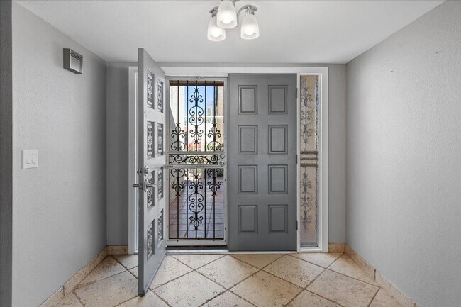 Foto del edificio - Amazing and Rare 4 bd 4 ba home in the hea...