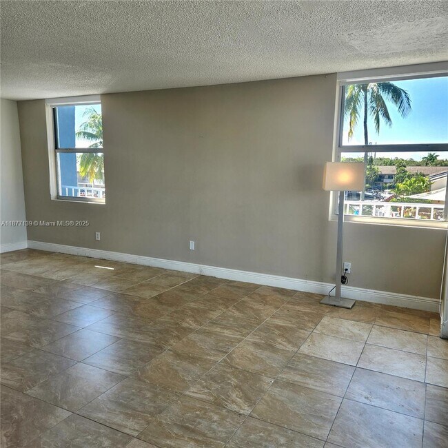 Foto del edificio - 16565 NE 26th Ave
