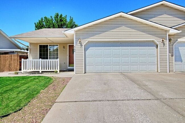 Building Photo - 3 bedroom 2 bath Duplex