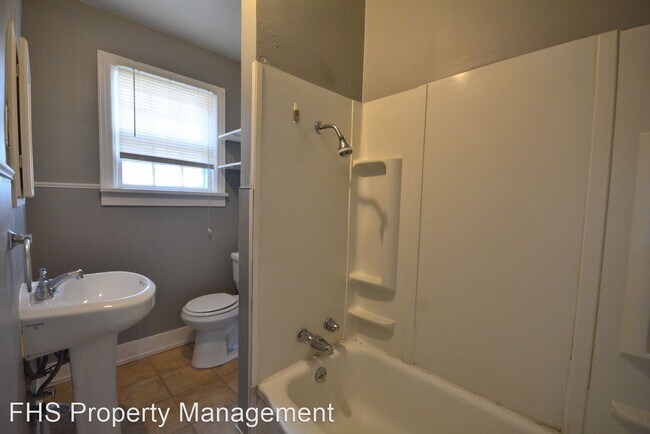 Building Photo - 2 br, 1 bath House - 1529 N Weller Avenue