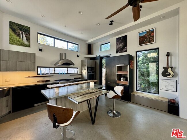 Foto del edificio - 7443 Midfield Ave