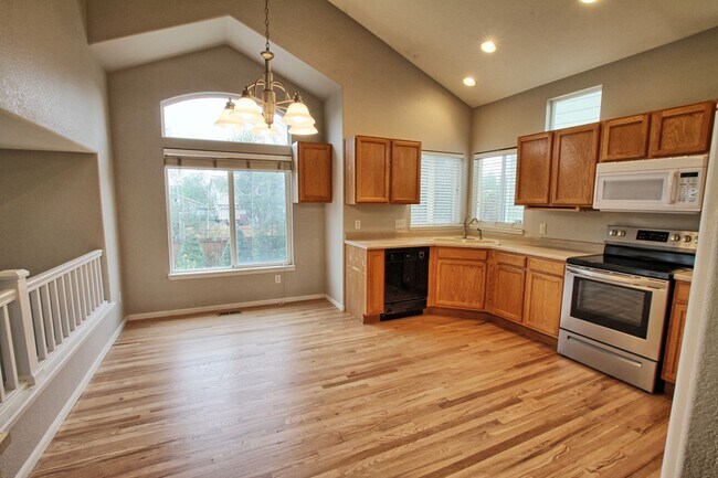 Building Photo - 4 bed 3.5 bath open & bright Bradbury Ranc...