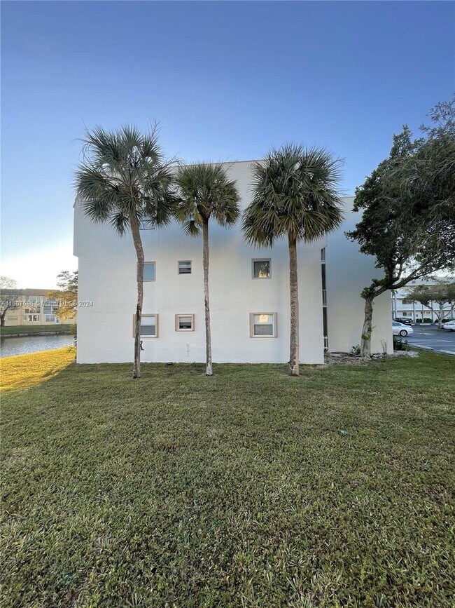 Foto del edificio - 8510 Sunrise Lakes Blvd
