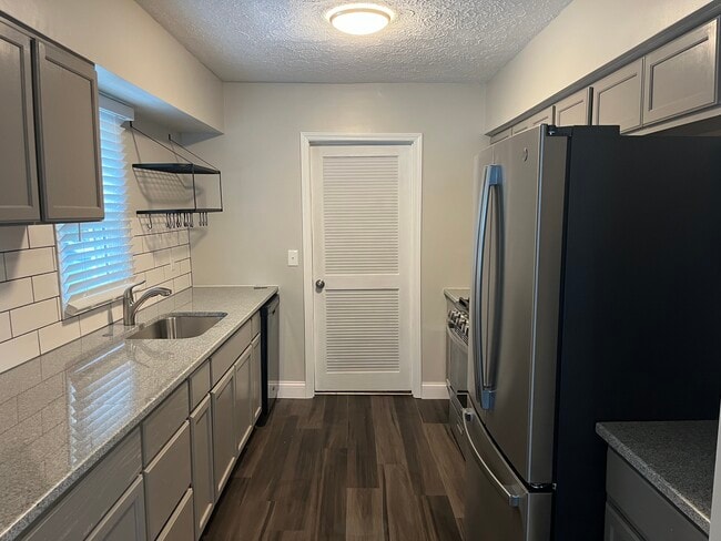 Building Photo - 120 Lakeview Blvd