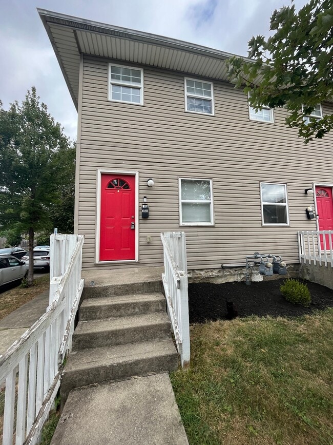 Building Photo - 360 E Hinman Ave