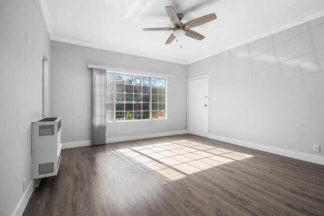 A bright livingroom - 5965 Fountain Ave