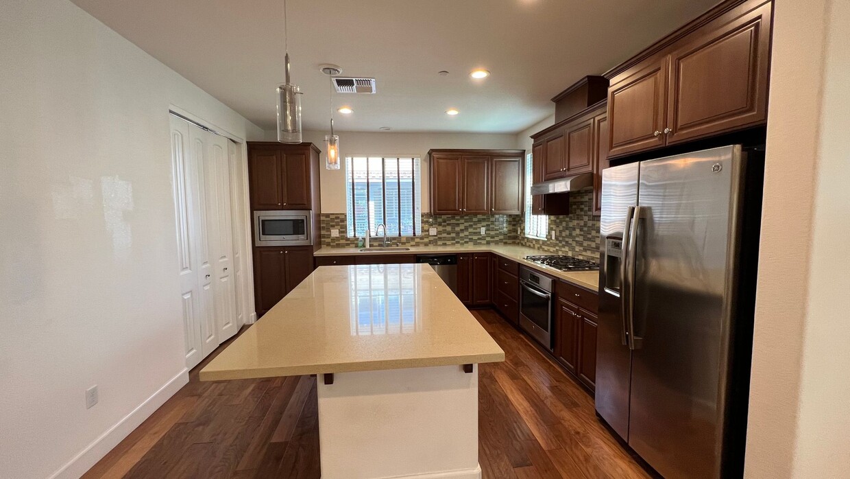 Primary Photo - $4,390 / 4 BR STUNNING 2017 MODEL HOME FOR...