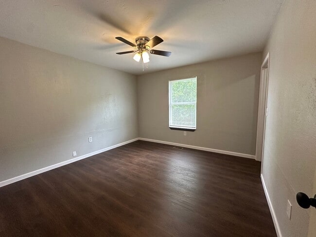Building Photo - 2 Bedroom, 1 Bathroom Newly Remodeled Duplex