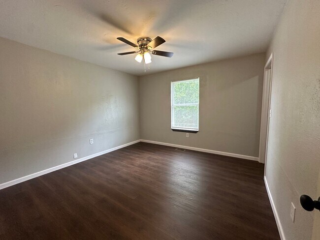 Foto del edificio - 2 Bedroom, 1 Bathroom Newly Remodeled Duplex